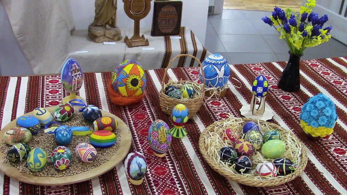 "З вірою у перемогу та відроження": у Коломиї презентували виставку 5