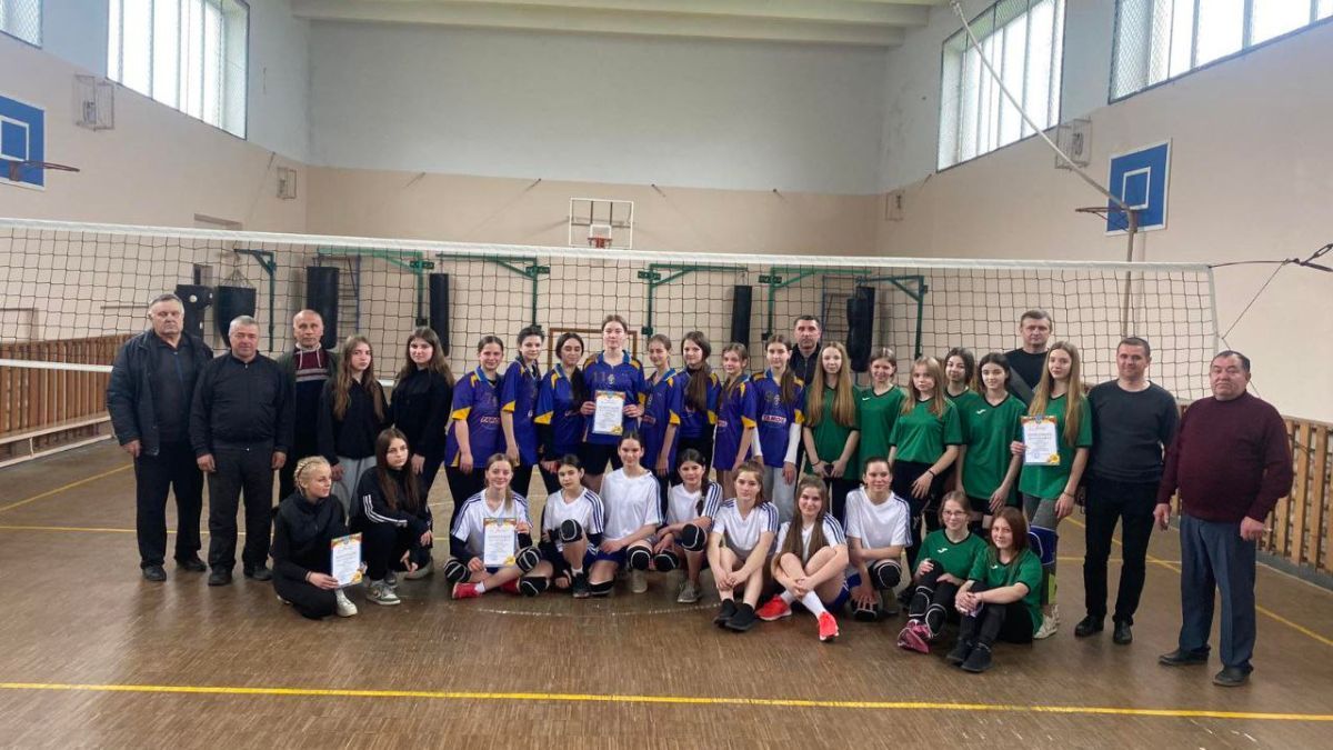 У Печеніжині відбулися змагання з волейболу серед дівчат 4