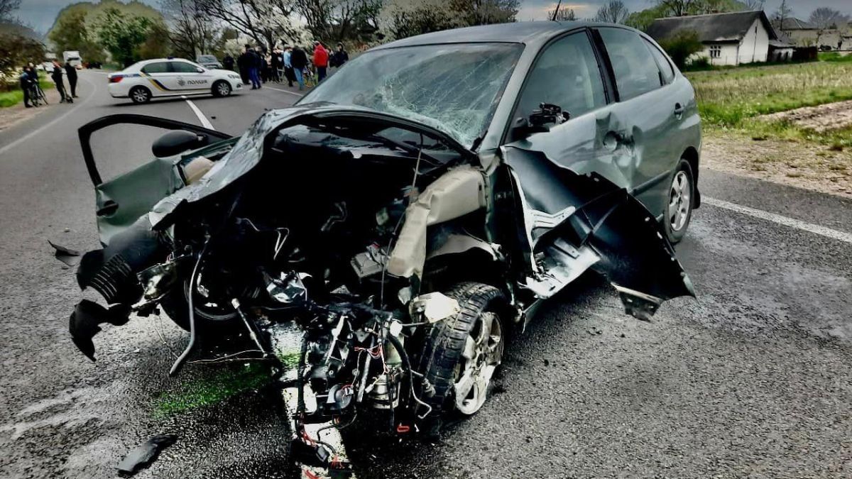 Смертельна ДТП на Прикарпатті: зіткнулися мотоцикл та дві автівки 1