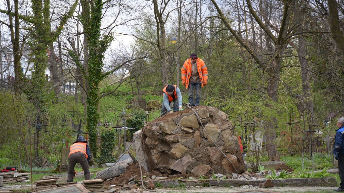 У Надвірній демонтували пам'ятник невідомому російському солдату 1