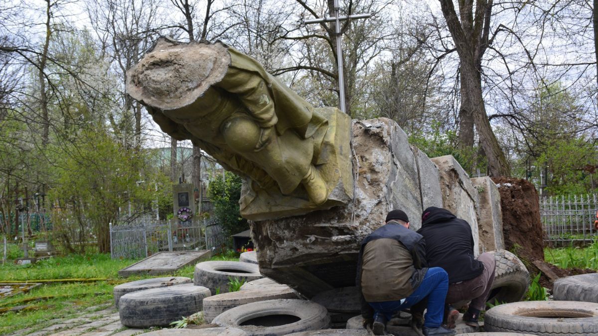 У Надвірній демонтували пам'ятник невідомому російському солдату 2
