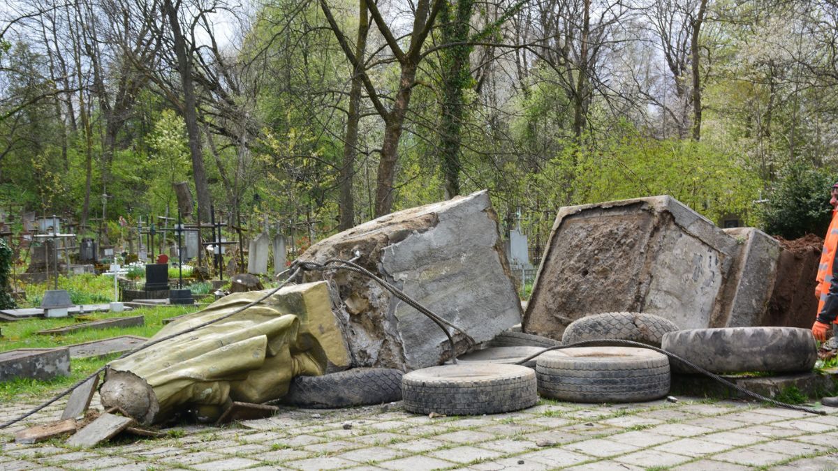 У Надвірній демонтували пам'ятник невідомому російському солдату 3