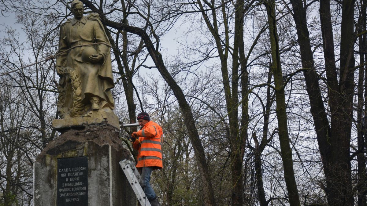 У Надвірній демонтували пам'ятник невідомому російському солдату 4