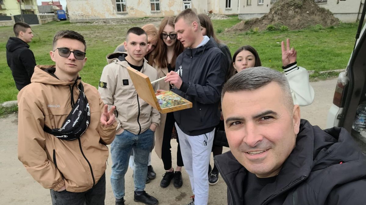 14 художників малюють Писанкову 3