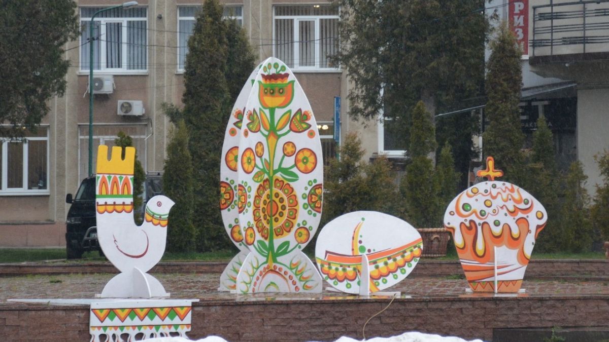 У центрі Надвірної з'явилася пасхальна інсталяція 1