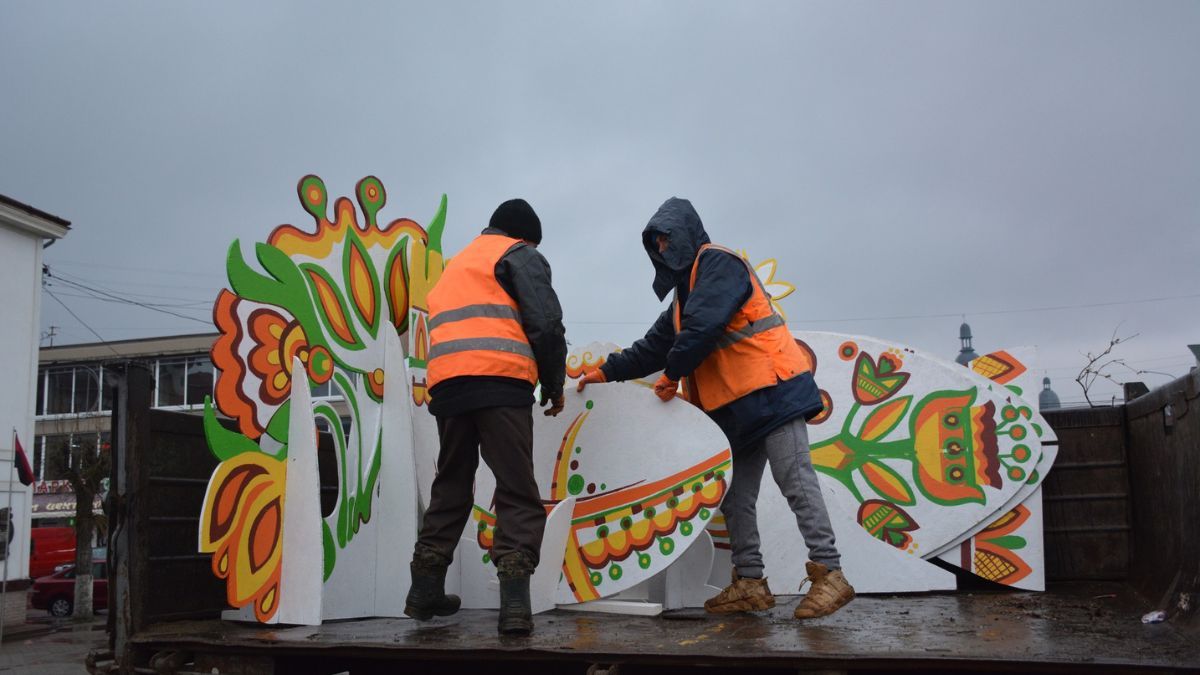 У центрі Надвірної з'явилася пасхальна інсталяція 3