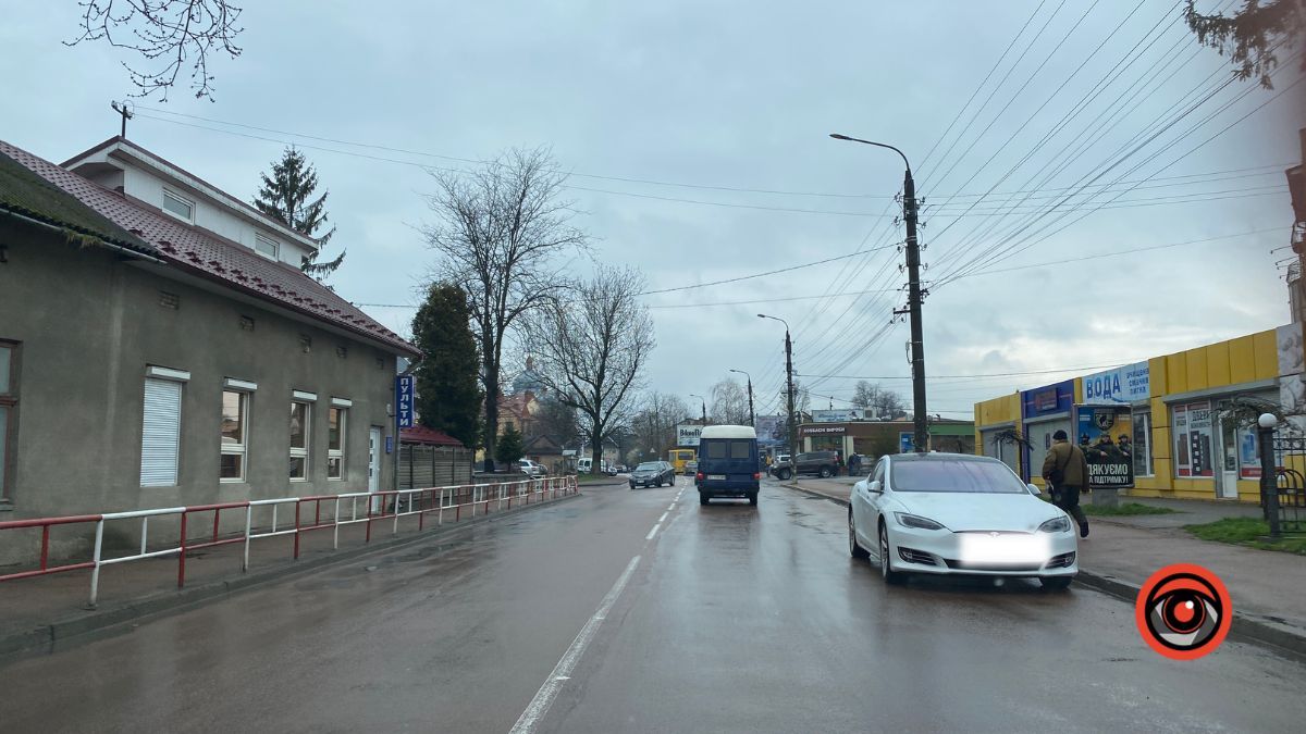 Недолуге паркування Тесли у Коломиї | Фотофакт 2