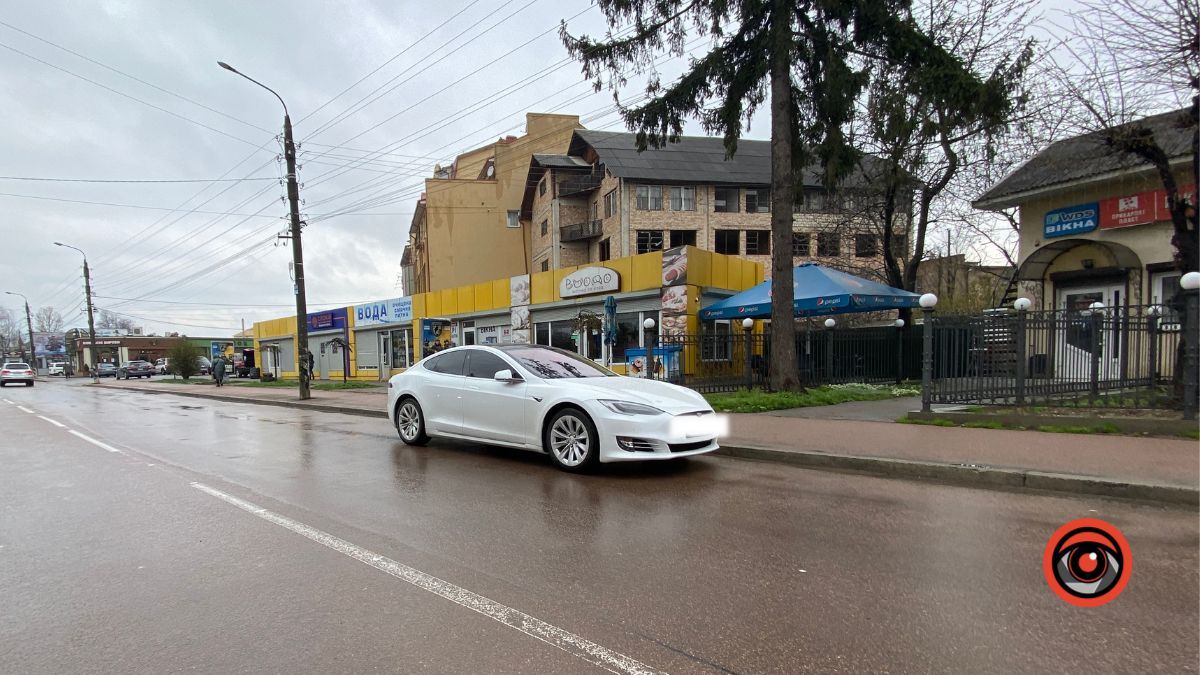 Недолуге паркування Тесли у Коломиї | Фотофакт 3