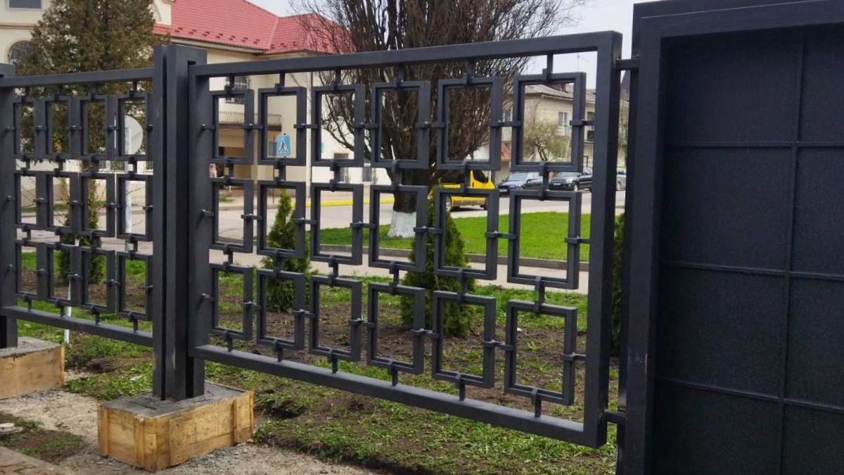 У Городенці встановили металічну конструкцію для Алеї Героїв 2