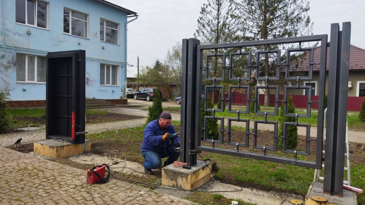 У Городенці встановили металічну конструкцію для Алеї Героїв 1