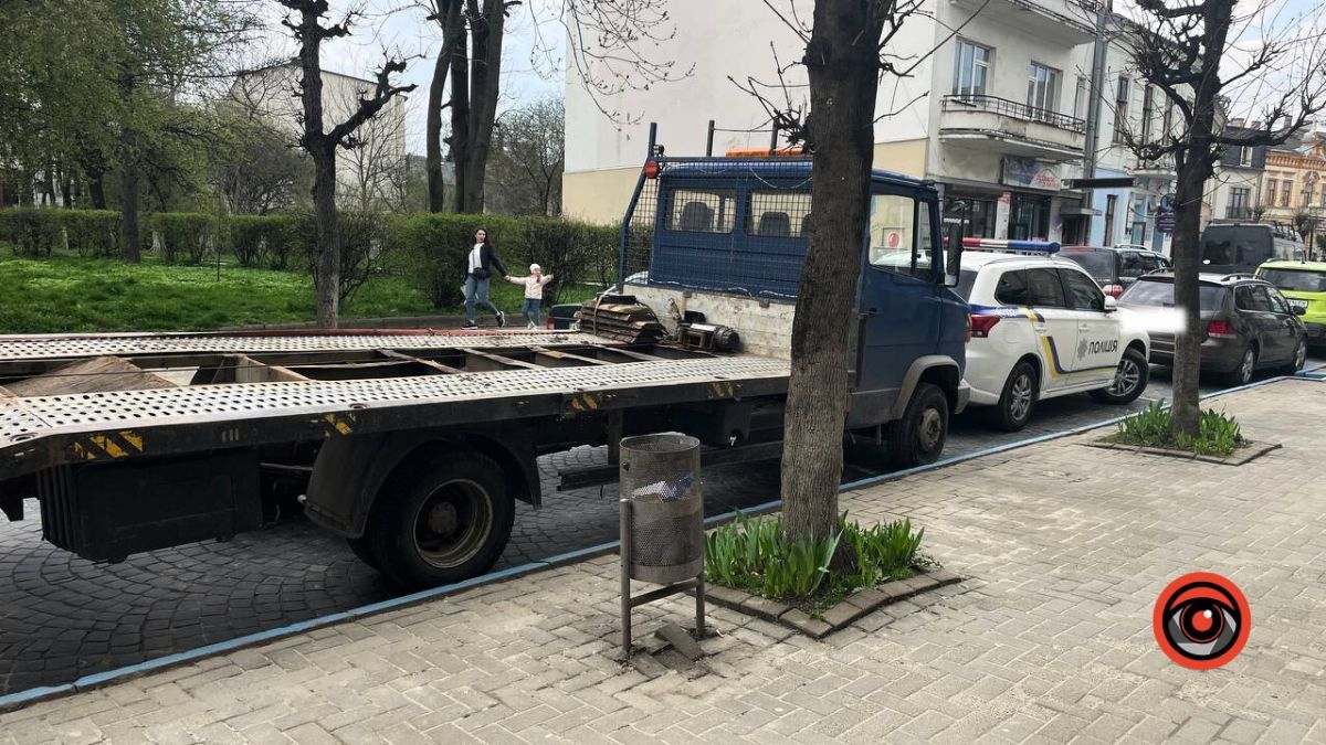 У центрі Коломиї поліція зупинила п'яного водія та забрала авто на штрафмайданчик 3
