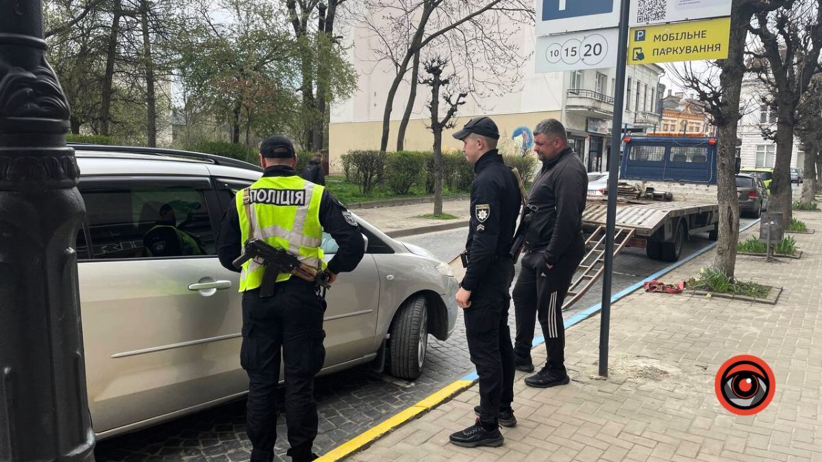 У центрі Коломиї поліція зупинила п'яного водія та забрала авто на штрафмайданчик 1