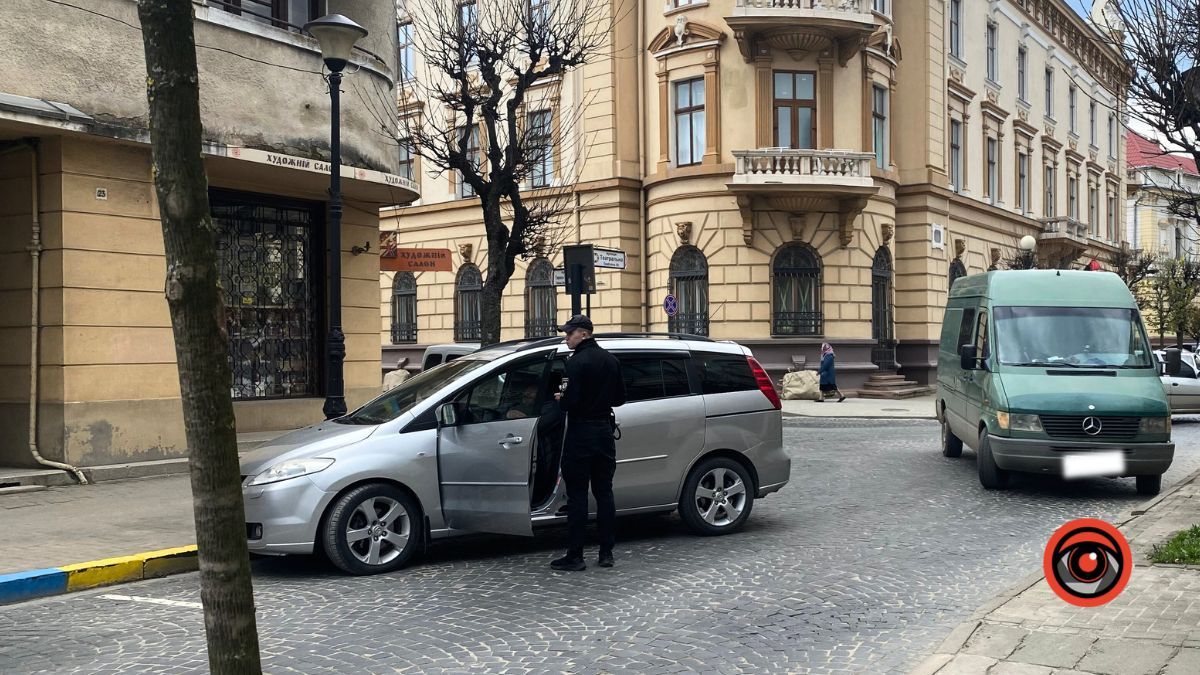 У центрі Коломиї поліція зупинила п'яного водія та забрала авто на штрафмайданчик 2