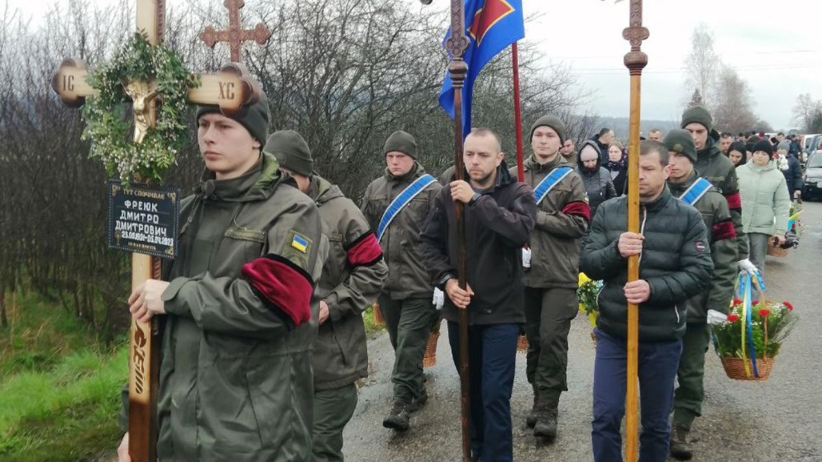 У Печеніжинській ТГ попрощалися із загиблим Героєм Дмитром Фреюком 1