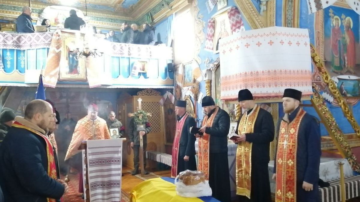 У Печеніжинській ТГ попрощалися із загиблим Героєм Дмитром Фреюком 3