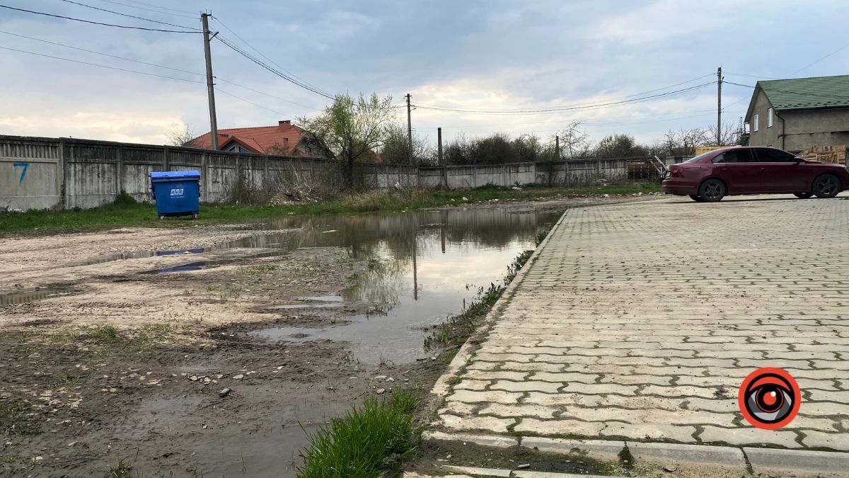 Велике болото: на вулиці Хмельницького у Коломиї просять защебенити заїзд 1