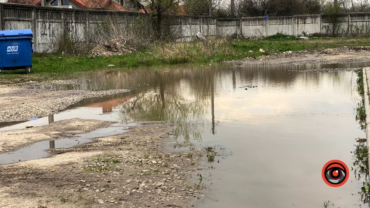 Велике болото: на вулиці Хмельницького у Коломиї просять защебенити заїзд 2