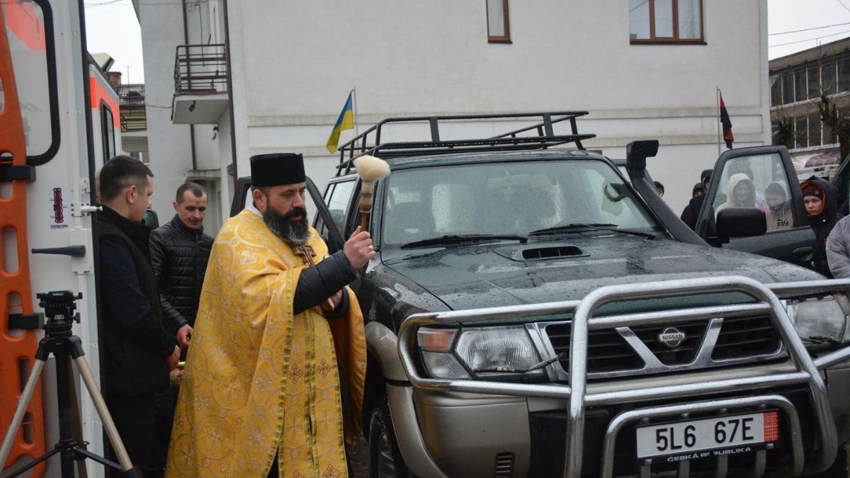 Волонтери з Надвірної поїхали до захисників з великодніми дарунками 1