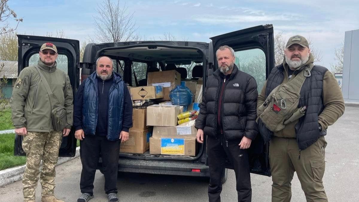 Волонтери з Надвірної поїхали до захисників з великодніми дарунками 2