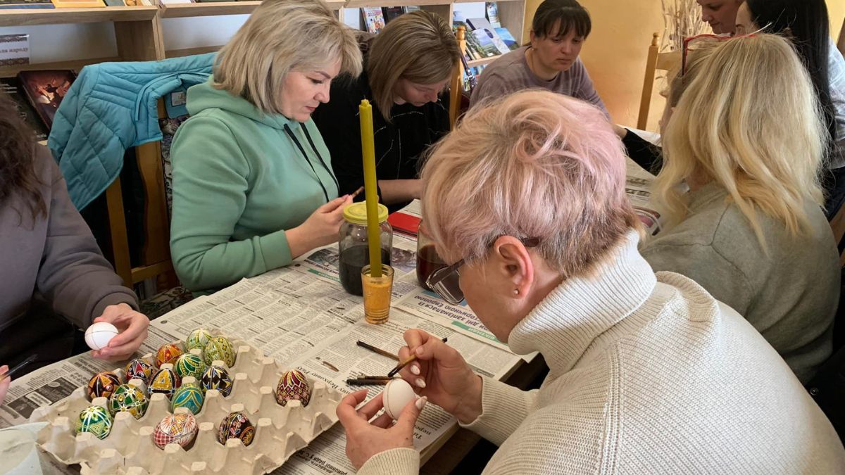 У Делятині переселенці писанки писали 3