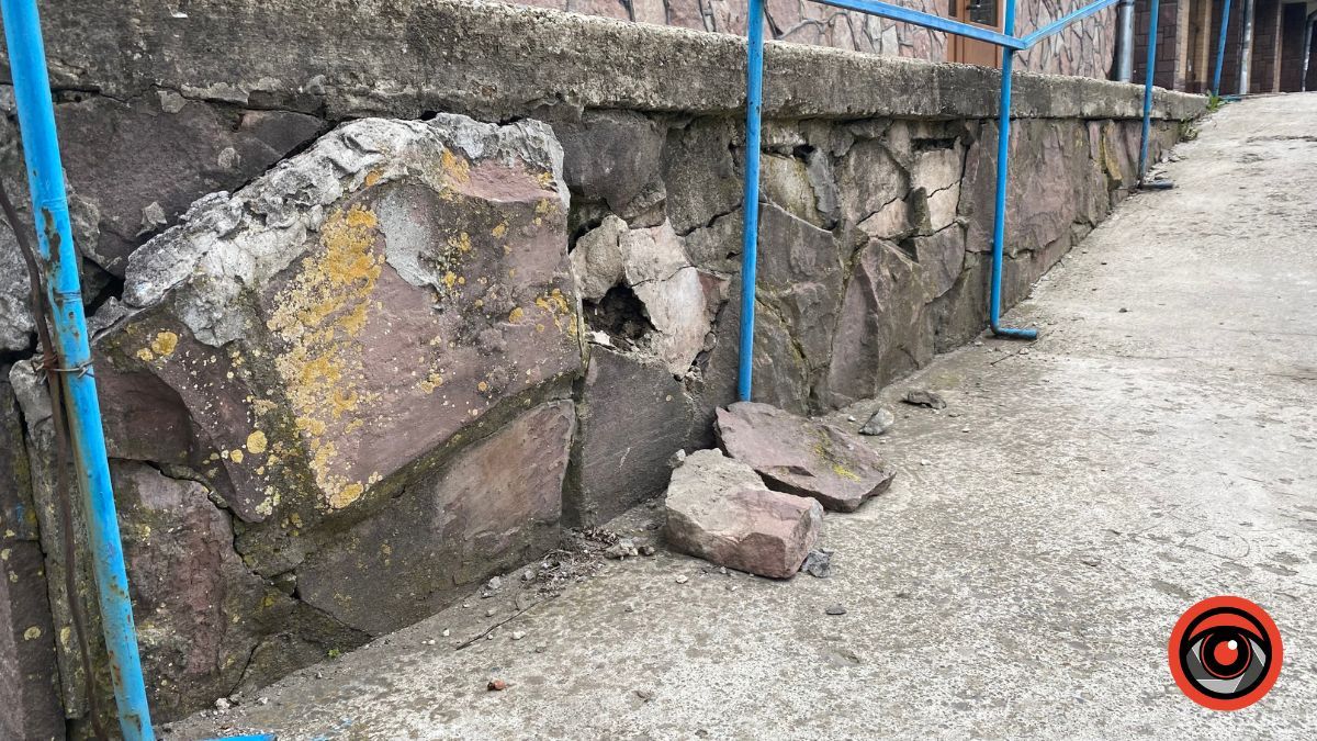 У Коломиї пішохідна зона перед поштою потребує ремонту 6