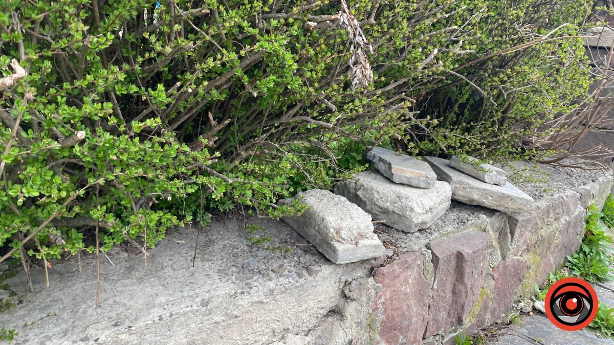 У Коломиї пішохідна зона перед поштою потребує ремонту 5