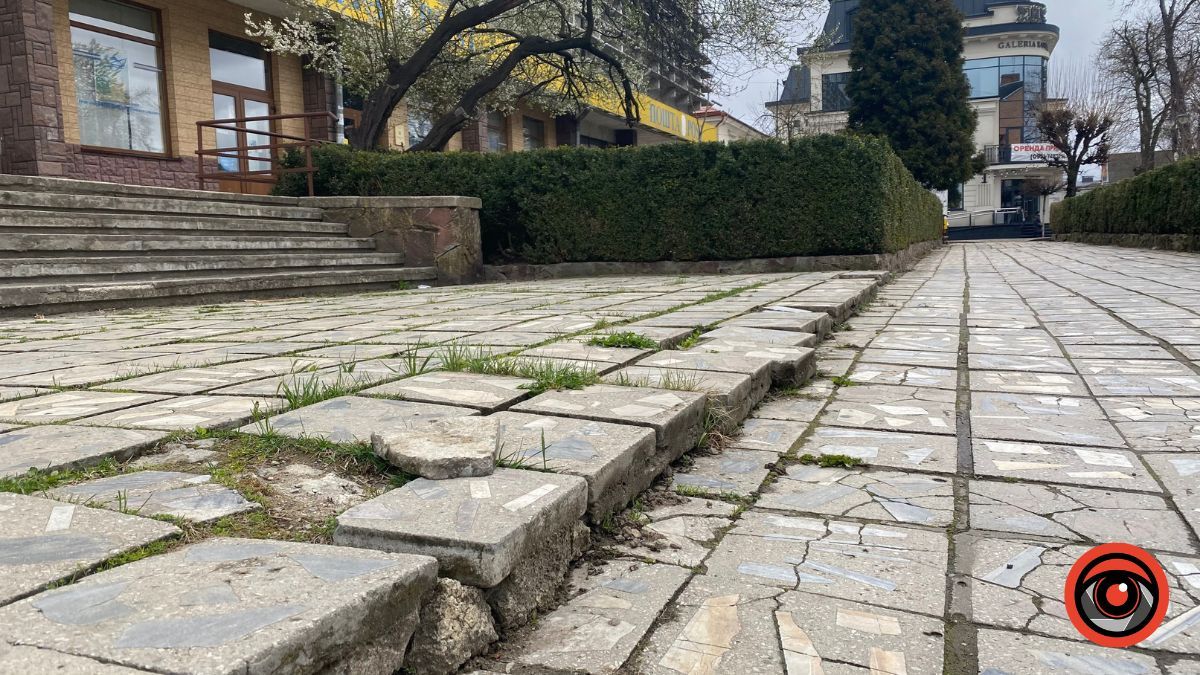 У Коломиї пішохідна зона перед поштою потребує ремонту 4