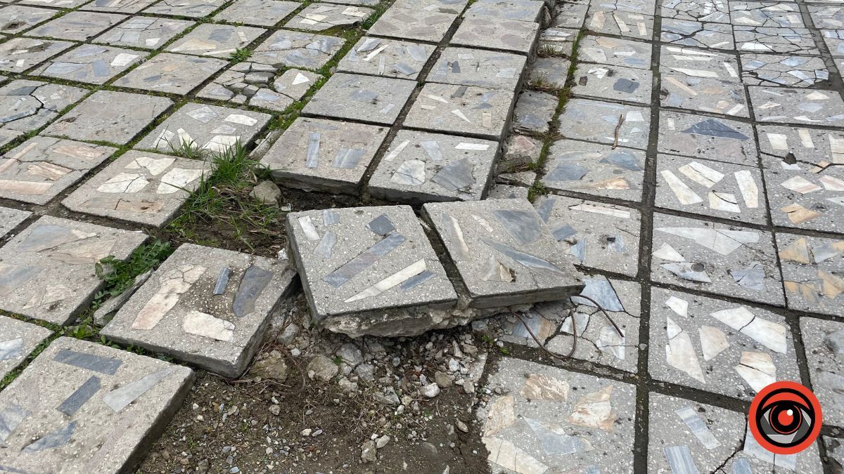 У Коломиї пішохідна зона перед поштою потребує ремонту 3