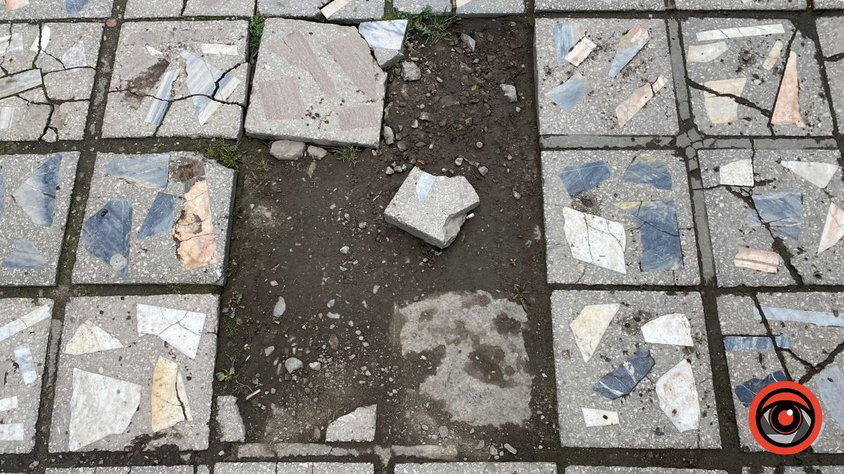 У Коломиї пішохідна зона перед поштою потребує ремонту 2