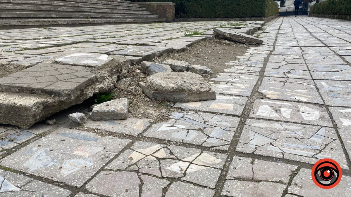 У Коломиї пішохідна зона перед поштою потребує ремонту 1