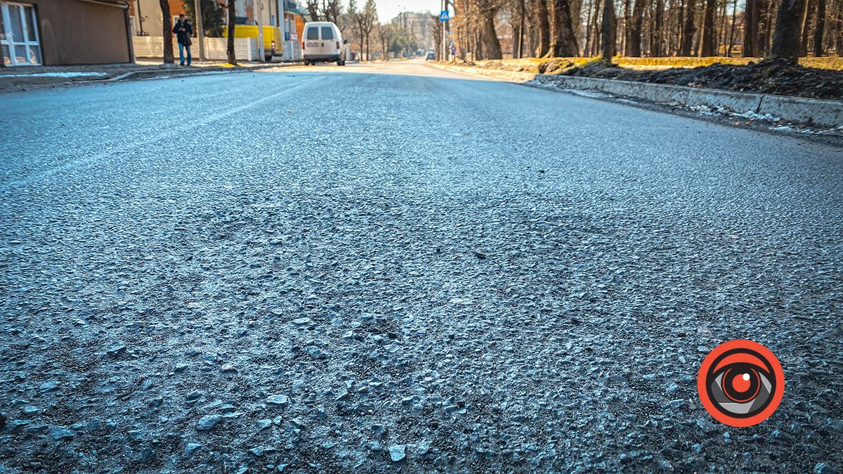 На новому асфальті по вулиці Чайковського в Коломиї також ознаки руйнування 4