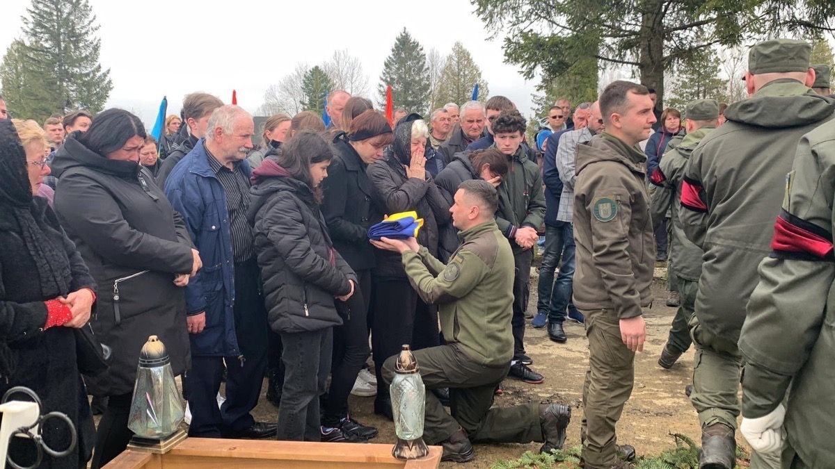 У Надвірній провели в останню дорогу загиблого воїна Володимира Карлаша 7