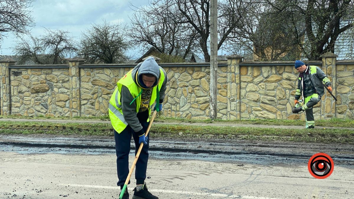 Дорогу на Шепарівці точково ремонтують 3