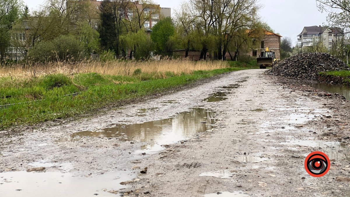 Як виглядає бездоріжжя на вулиці Маковея у Коломиї? 3