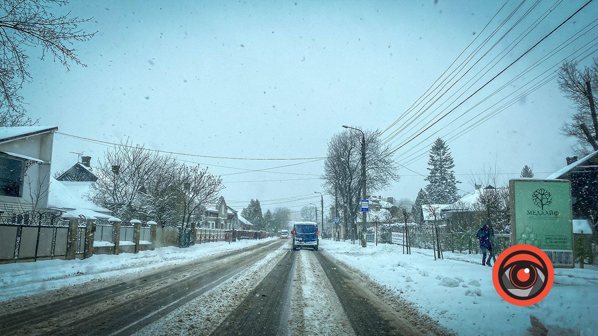 Як в Коломиї чистять дороги і тротуари від снігу 6 квітня 14