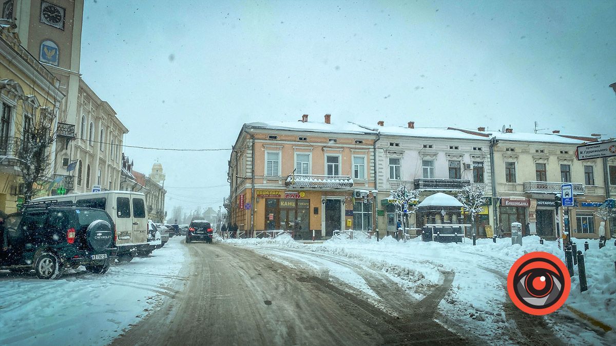 Як в Коломиї чистять дороги і тротуари від снігу 6 квітня 24