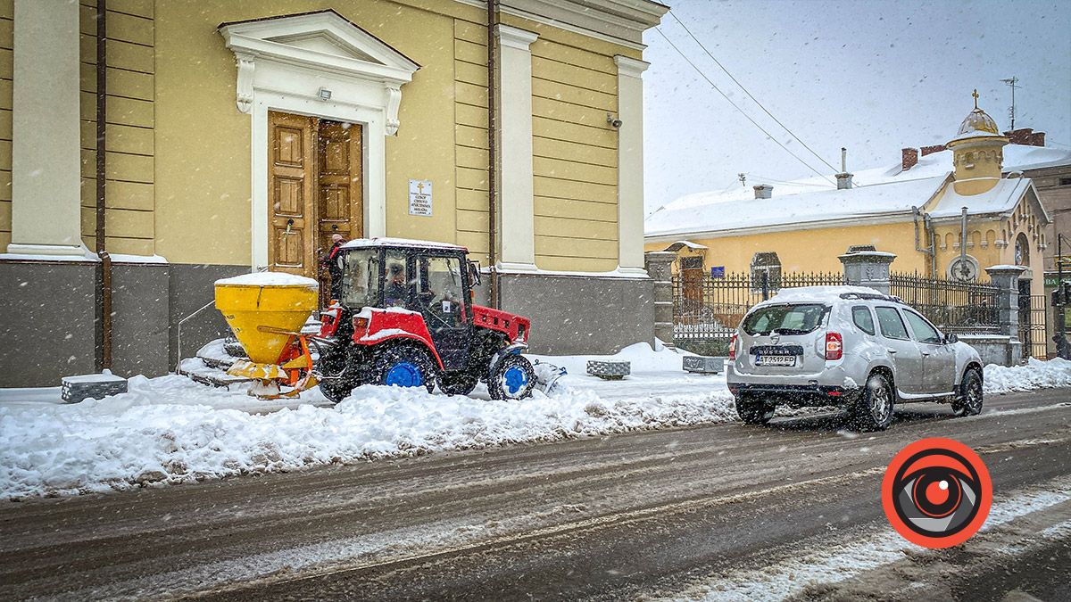 Як в Коломиї чистять дороги і тротуари від снігу 6 квітня 26