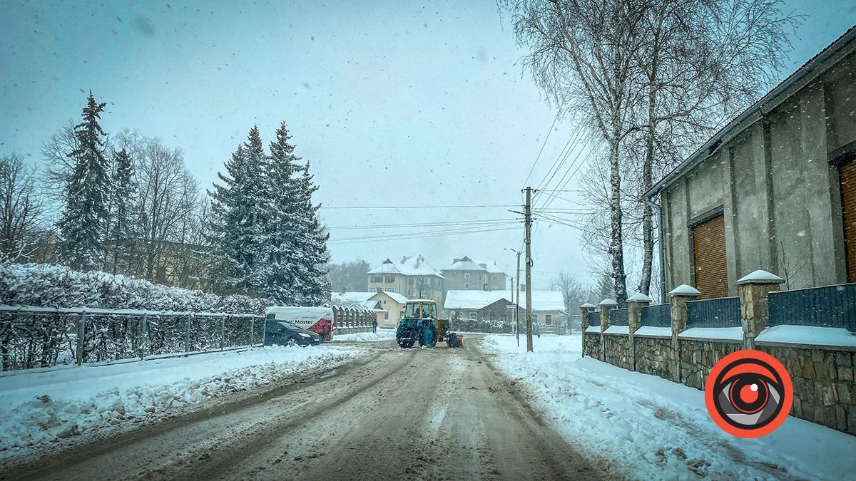 Як в Коломиї чистять дороги і тротуари від снігу 6 квітня 27