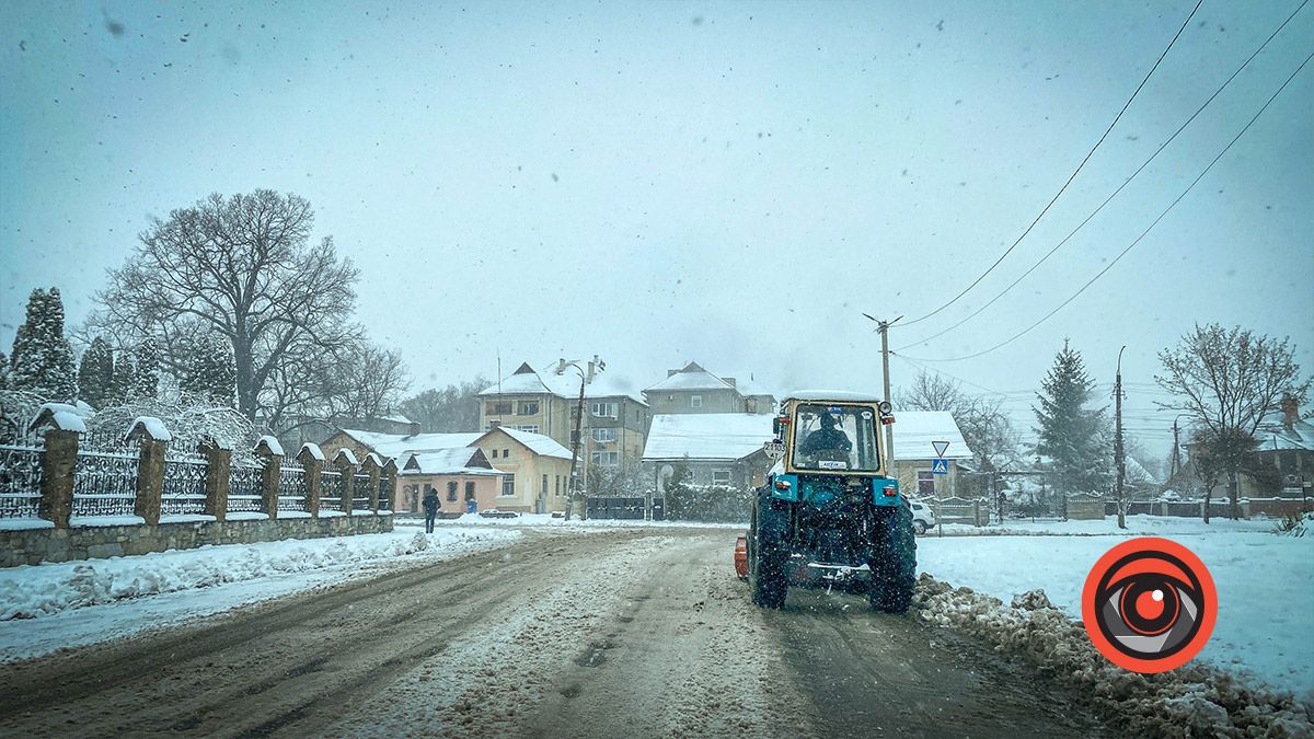 Як в Коломиї чистять дороги і тротуари від снігу 6 квітня 28
