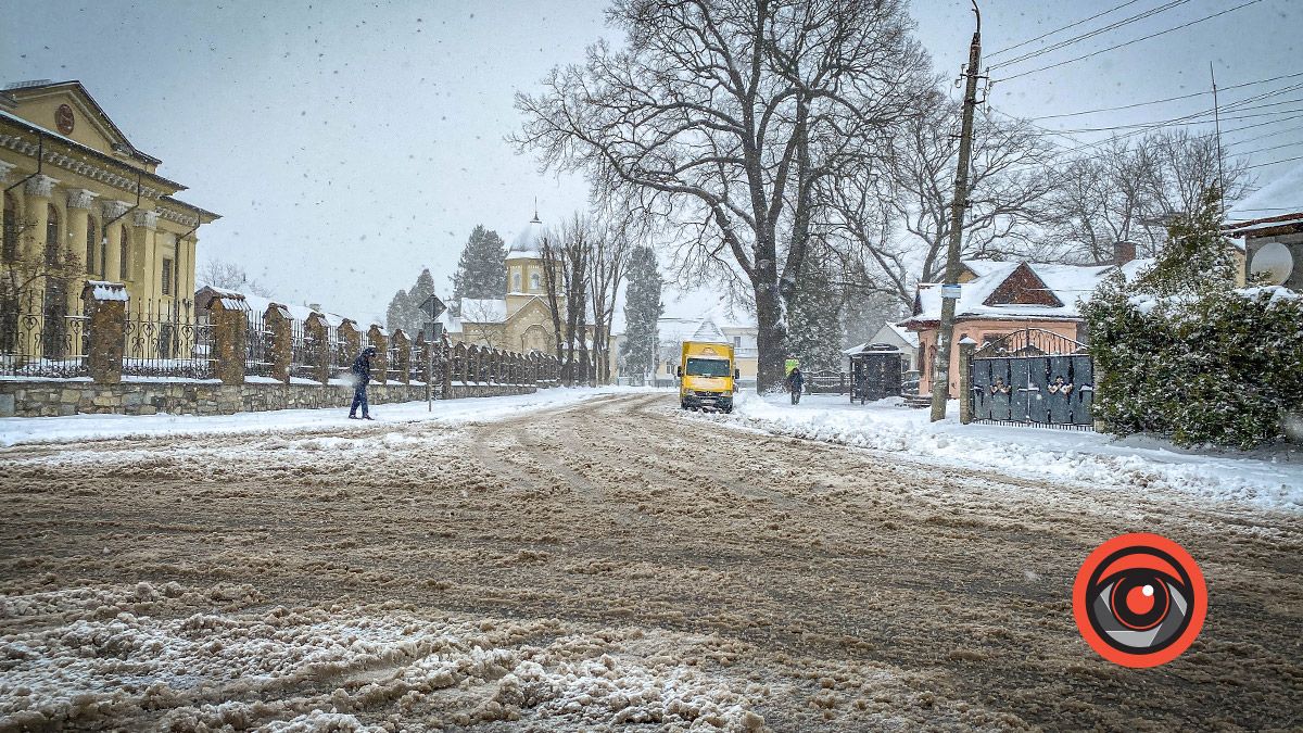 Як в Коломиї чистять дороги і тротуари від снігу 6 квітня 29