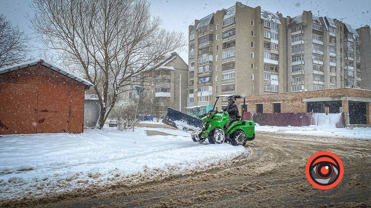 Як в Коломиї чистять дороги і тротуари від снігу 6 квітня