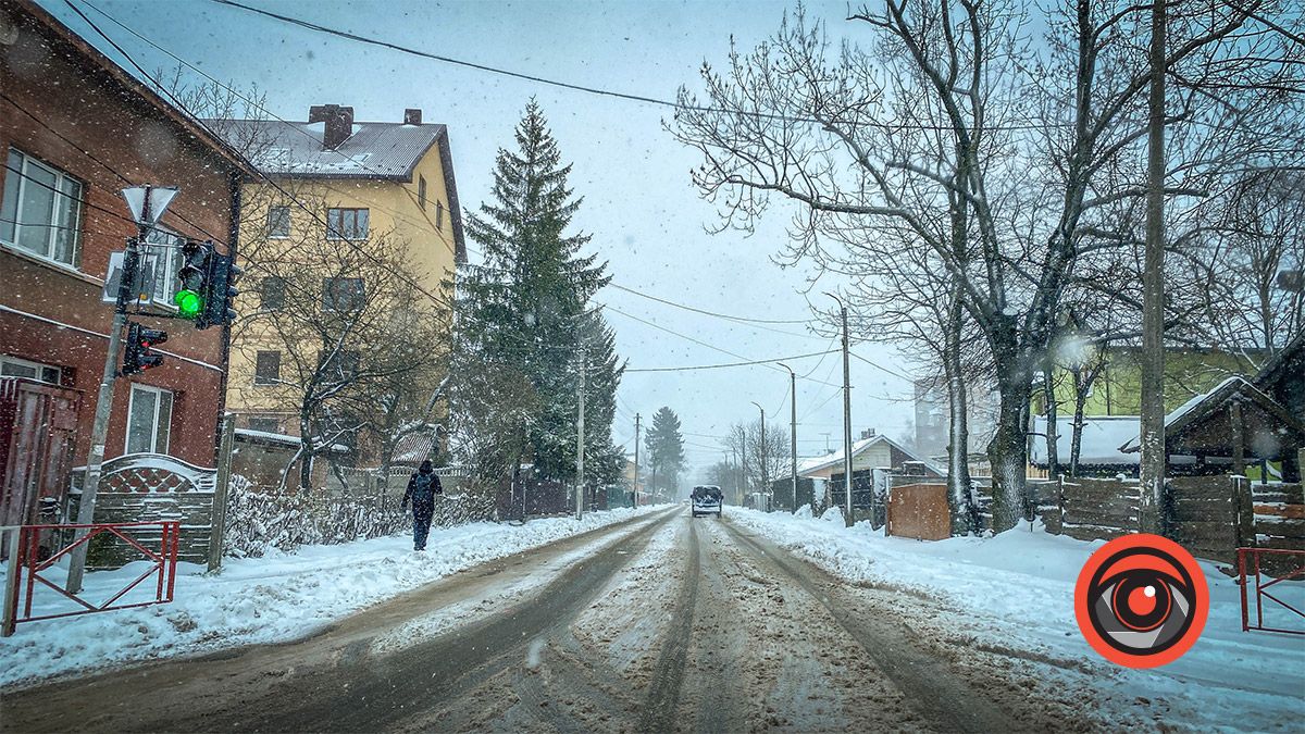 Як в Коломиї чистять дороги і тротуари від снігу 6 квітня 30