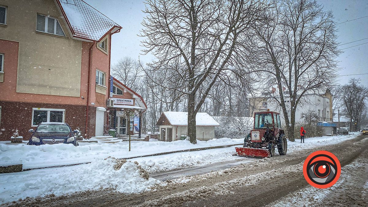 Як в Коломиї чистять дороги і тротуари від снігу 6 квітня 15