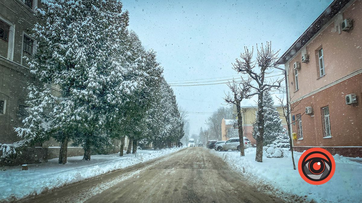 Як в Коломиї чистять дороги і тротуари від снігу 6 квітня 16