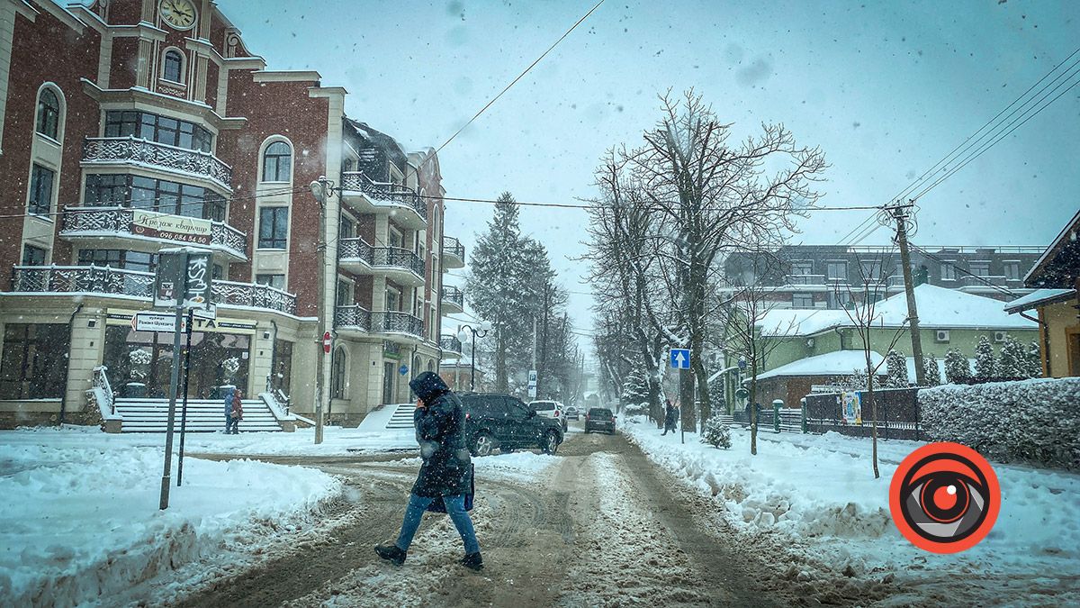 Як в Коломиї чистять дороги і тротуари від снігу 6 квітня 19
