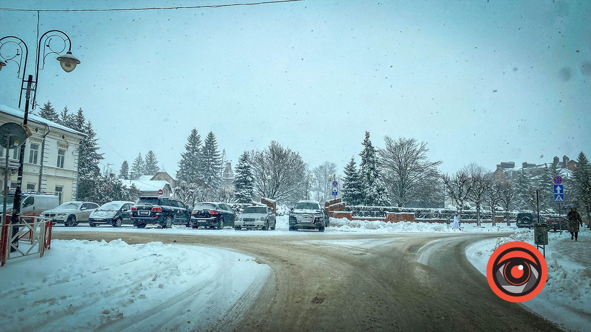 Як в Коломиї чистять дороги і тротуари від снігу 6 квітня 17