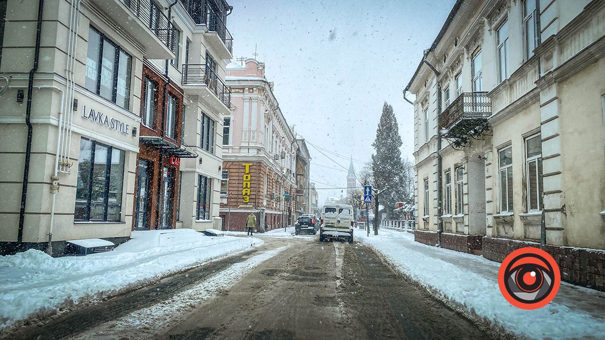 Як в Коломиї чистять дороги і тротуари від снігу 6 квітня 18