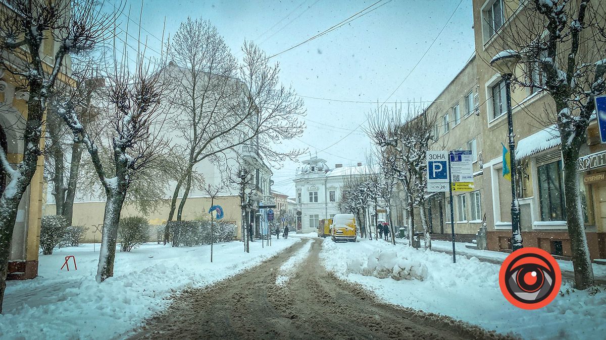 Як в Коломиї чистять дороги і тротуари від снігу 6 квітня 21