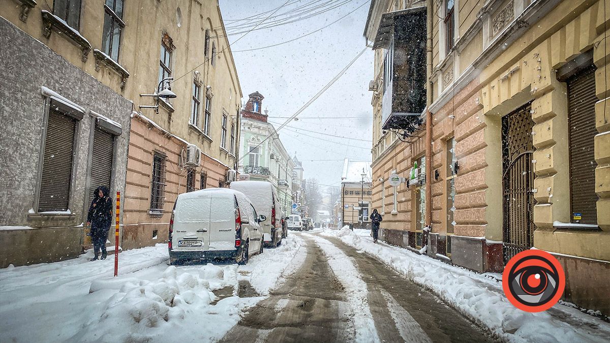 Як в Коломиї чистять дороги і тротуари від снігу 6 квітня 20