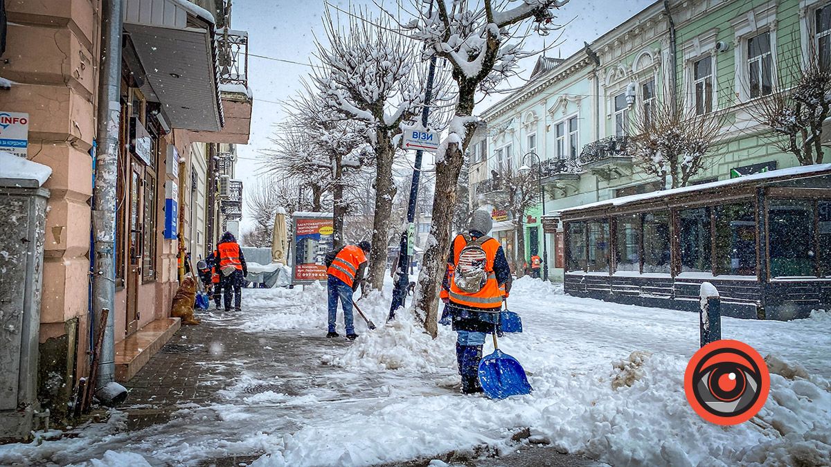 Як в Коломиї чистять дороги і тротуари від снігу 6 квітня 22